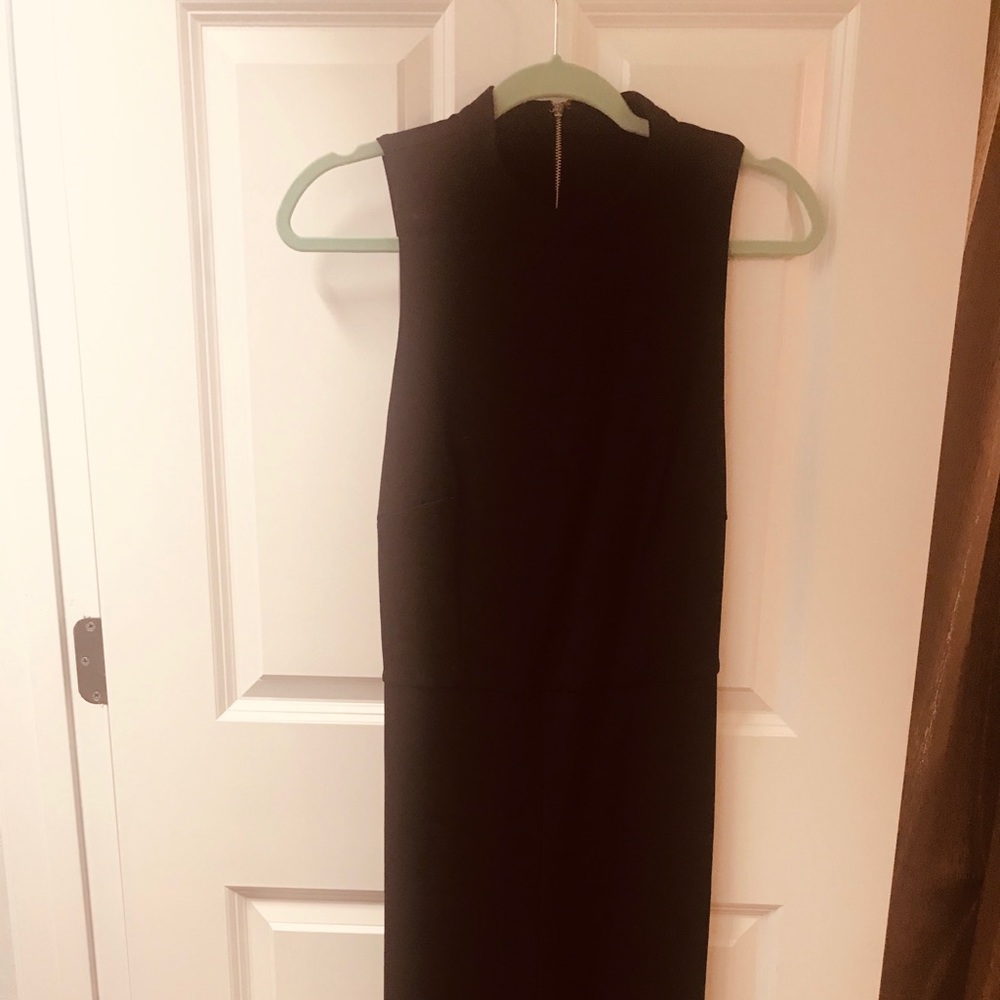 Sleeveless open back black jumper